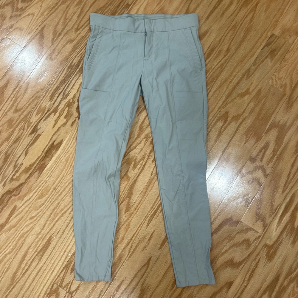 Athleta Wander Slim Pants Women’s Size 2P Light Gray Stash Pocket Nylon Stretch